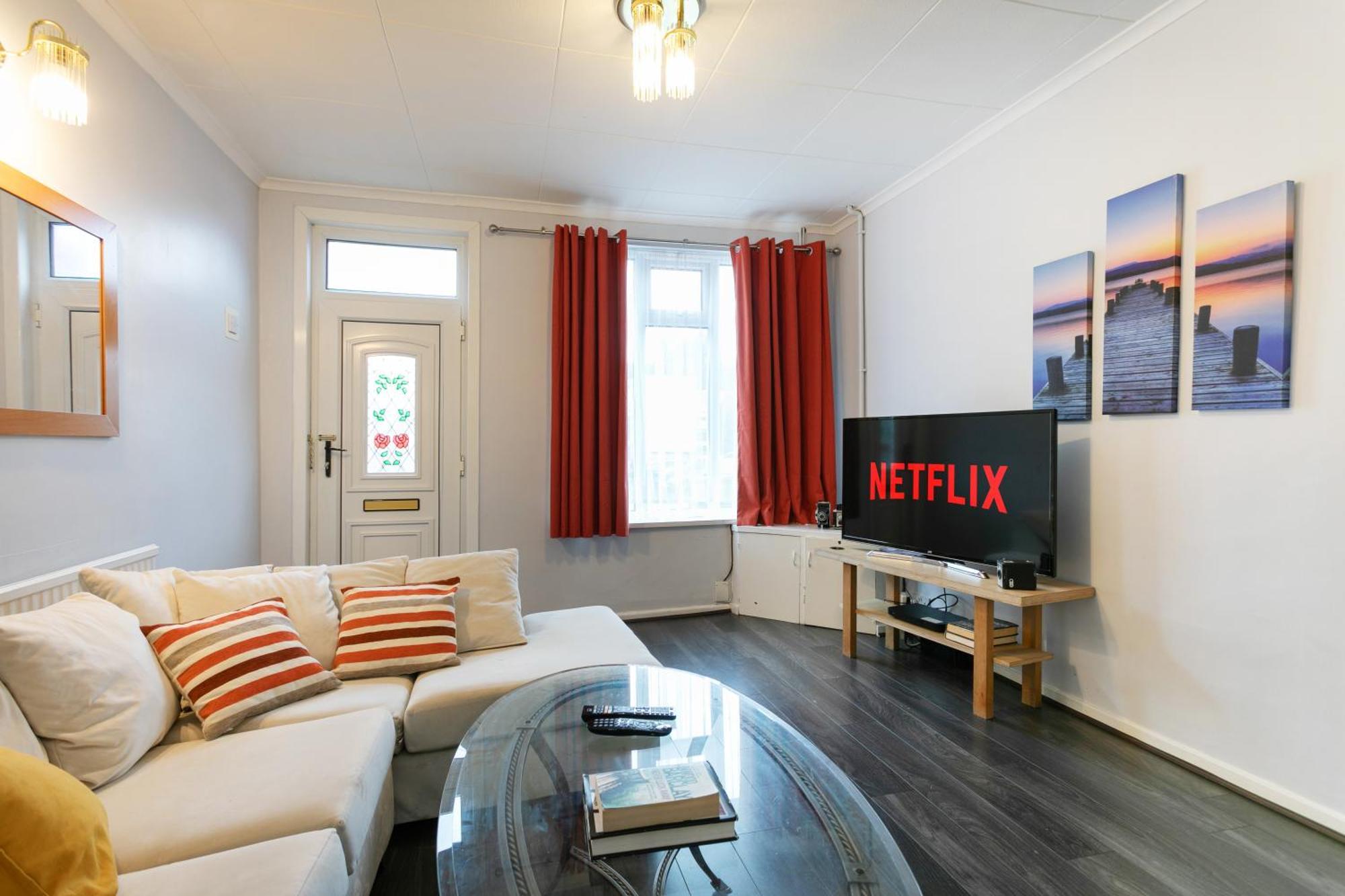 Unique 2br House - Free Parking And Stunning Living Apartment