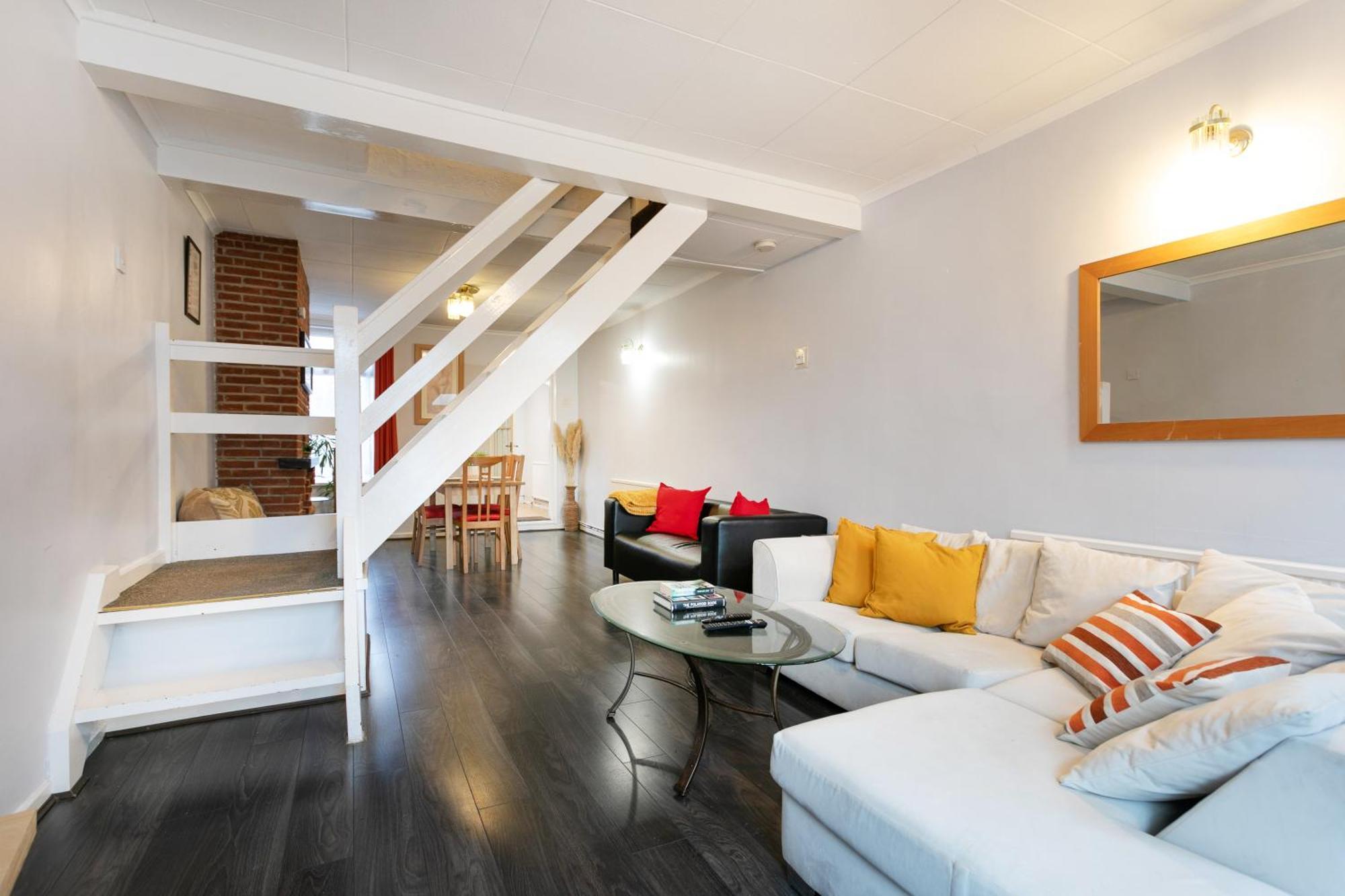 Apartment Unique 2br House - Free Parking And Stunning Living