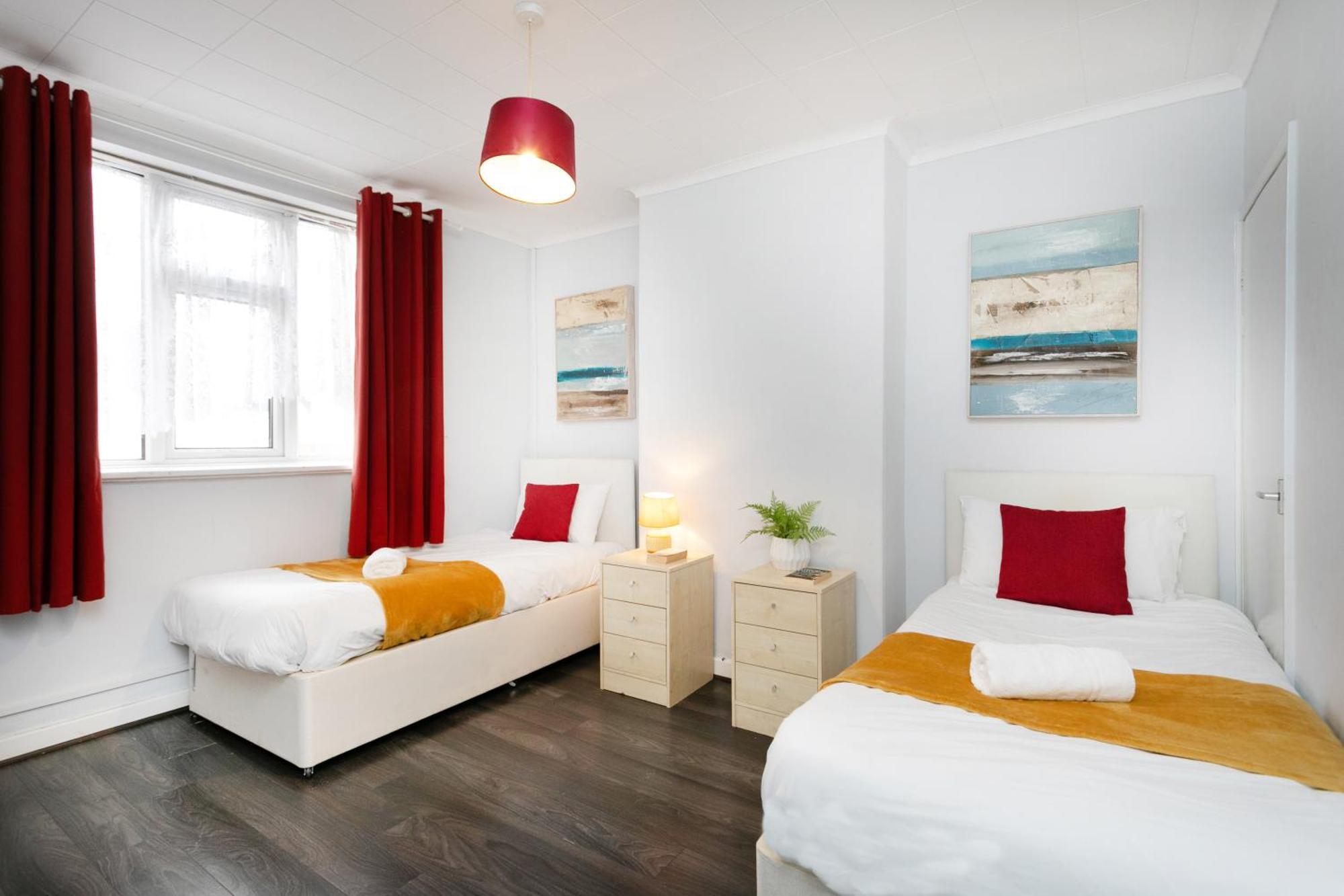 Unique 2br House - Free Parking And Stunning Living *