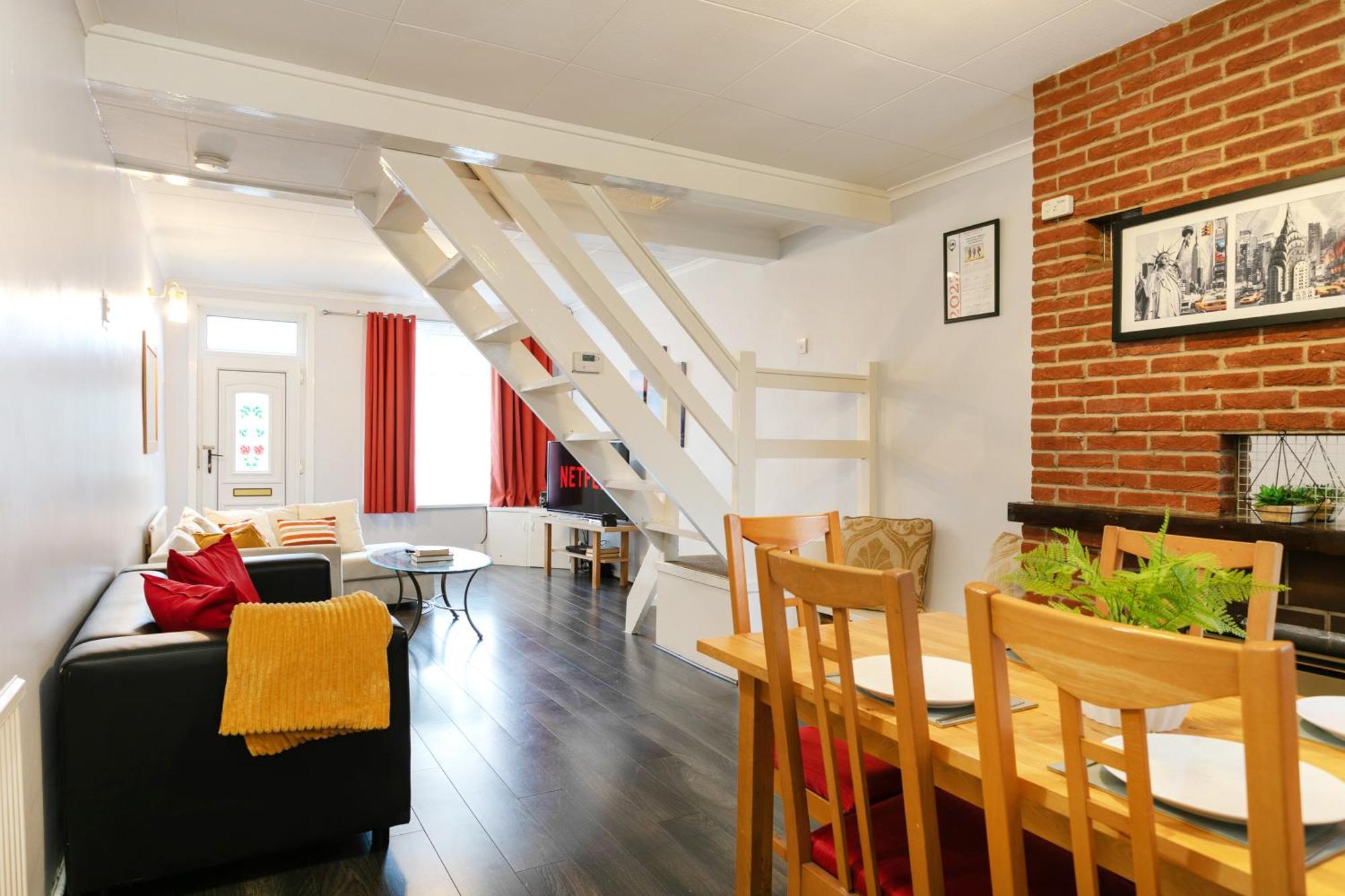 Unique 2br House - Free Parking And Stunning Living *